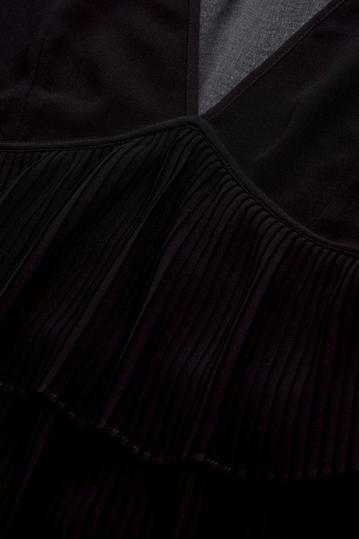 LONG-SLEEVED TOP WITH A V-NECK BLACK 7