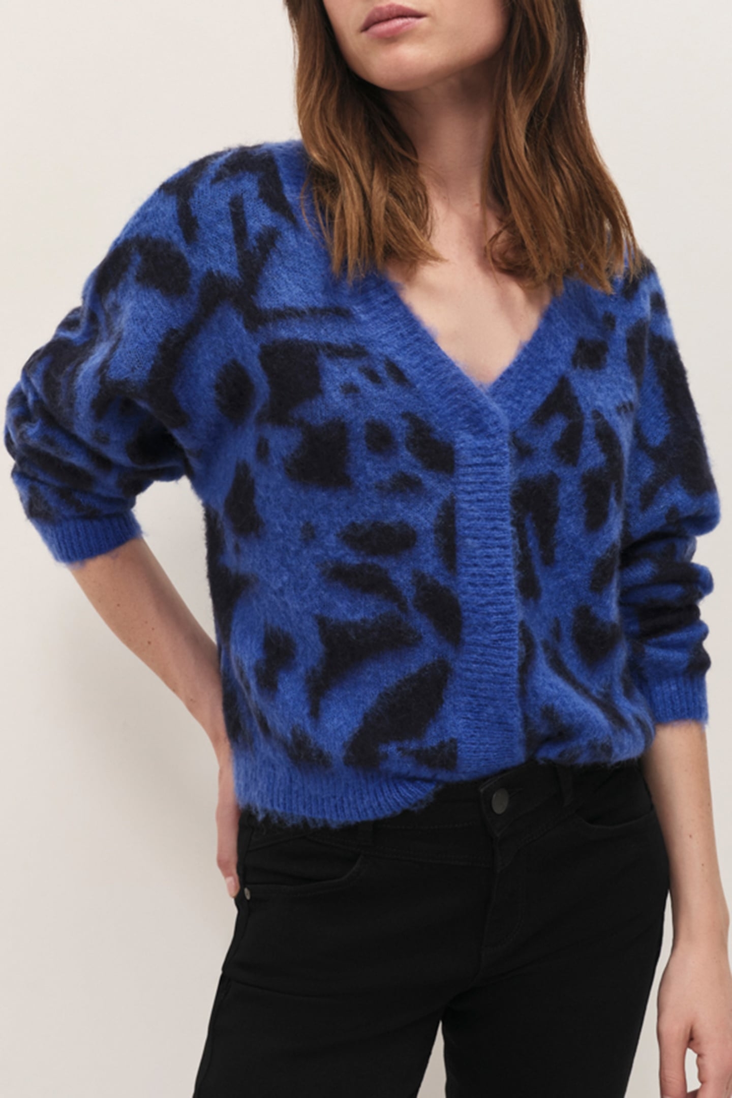 TAMAR - SAPPHIRE BLUE CARDIGAN WITH FLORAL ARABESQUE PATTERN 3
