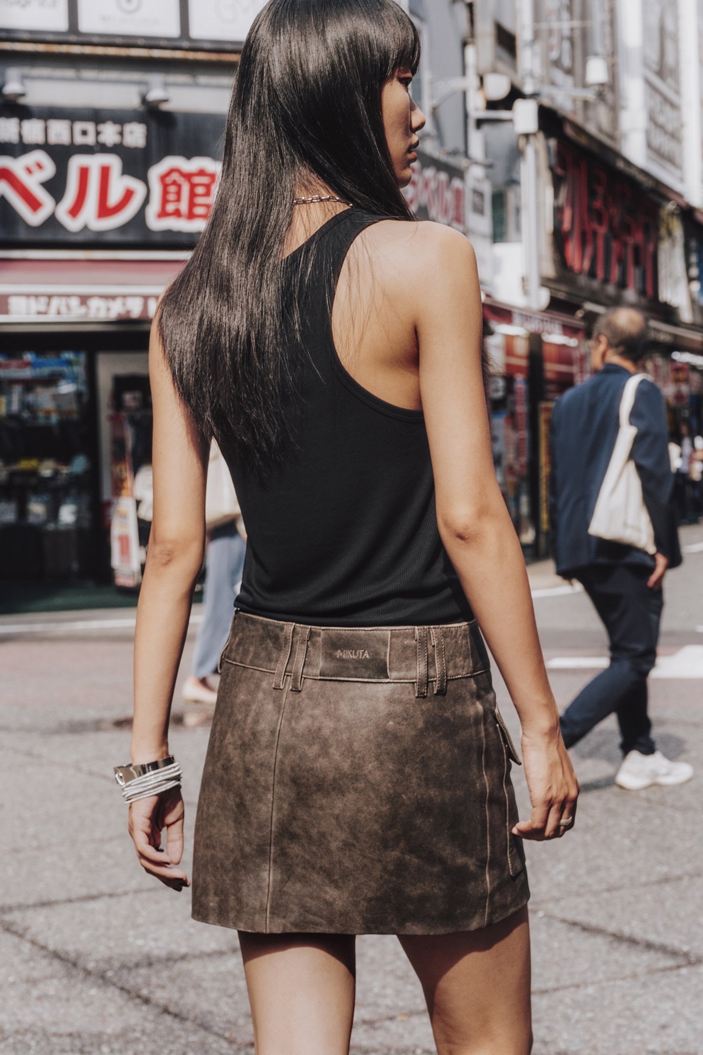 THE BLACK BUTTONED TANK TOP 2