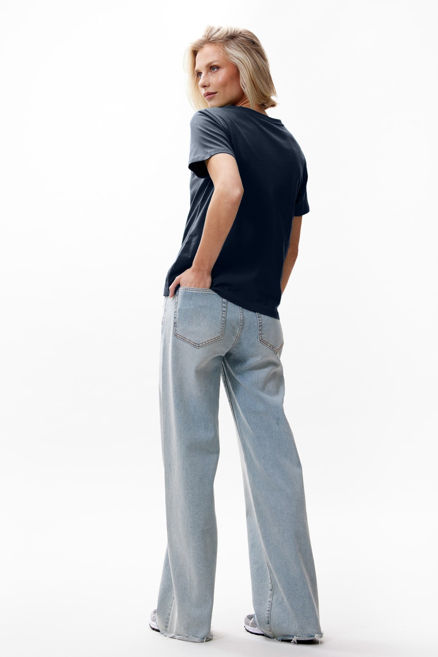 ALWAYS LATE TSHIRT BLACK IRIS 3