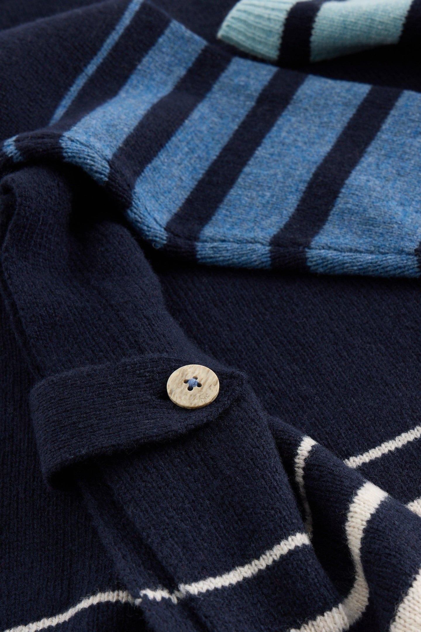 IVY SIDE SLIT THROWN ON NAVY MULTI 3